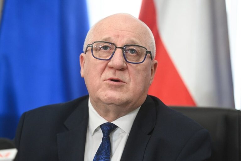 ZDEMASKOWANY: Szef PKW Sylwester Marciniak rzekomo przyłapany na szemranych układach z PiS – miliony złotych w rzekomej tajnej umowie!”