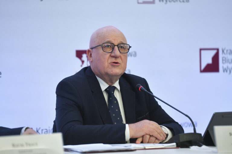 SZOK: Sąd Najwyższy RZEKOMO SKAZUJE szefa PKW na 13 MIESIĘCY WIĘZIENIA w sprawie OGROMNEGO oszustwa wyborczego – DEMOKRACJA w ROZPADZIE?!”**