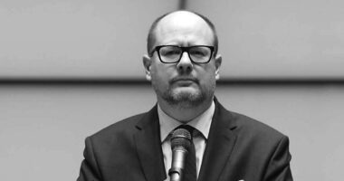 Ogromne Zajęcie Majątku Zarządzone, gdy Sąd Najwyższy Oskarża Sylwestra Marciniaka o Nadużycie Wyborcze — Grozi Kara 5 Lat Pozbawienia Wolności