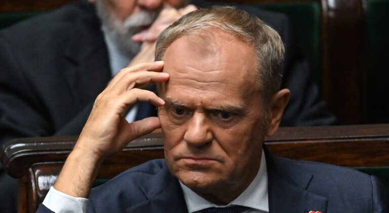 Wstrząs w Warszawie: Donald Tusk Uznany za Winnego Działania na Szkodę Skarbu Państwa i Skazany na Zakaz Uczestniczenia w Polityce