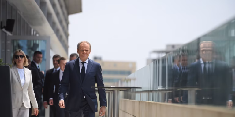 Trzy partie prawicowe wyprzedzają koalicję rządową. Wyniki mogą zaskoczyć [SONDAŻ]