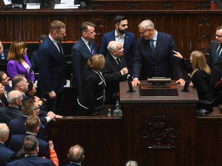 DOMNIEWANY BOMBOWY MATERIAŁ: Sąd Najwyższy DOMNIEWANIE WYDAŁ NAKAZ ARESZTOWANIA polskiego magnata władzy Jarosława Kaczyńskiego po DOMNIEWANYM WYBUCHOWYM wycieku wideo z DOMNIEWANĄ MANIPULACJĄ WYBORAMI – Demokracja w CAŁKOWITYM CHAOSIE!