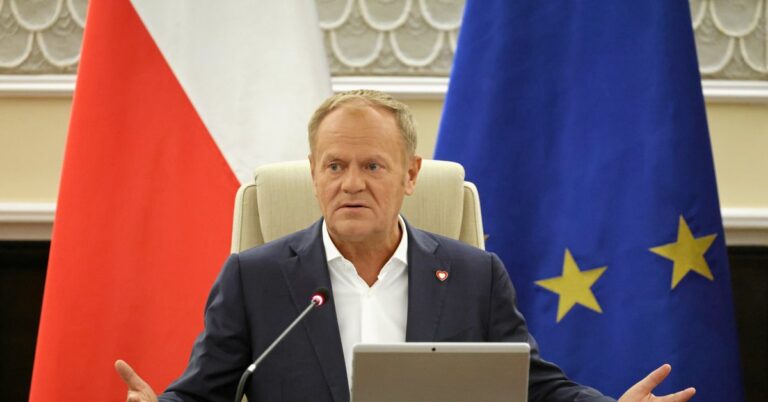 Donald Tusk przeprowadza rekonstrukcję rządu w Polsce, aby uspokoić napięci