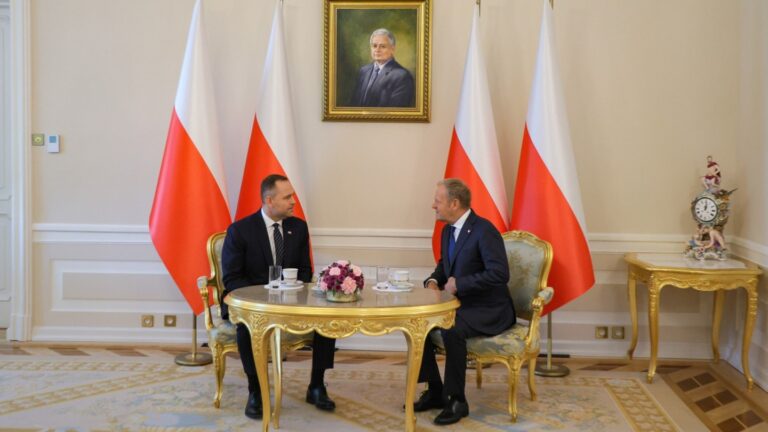 Tusk Demaskuje Nawrockiego: Szokujące nagrania CCTV mają dowodzić fałszowania wyborów