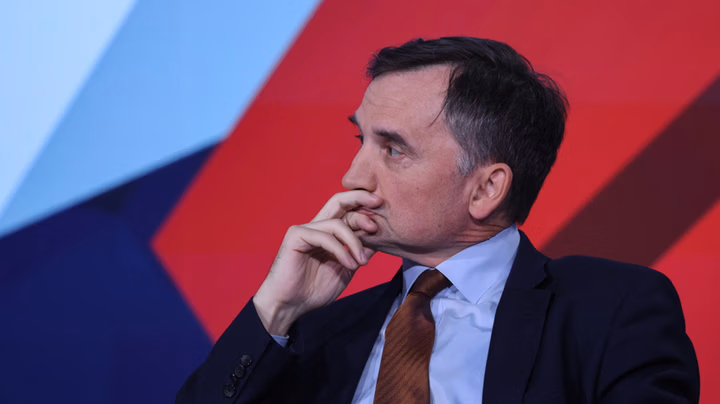 Co powinien zrobić Zbigniew Ziobro? [SONDAŻ] Zdaniem 72 proc. ankietowanych Zbigniew Ziobro powinien wrócić do Polski i odpowiedzieć przed sądem w sprawie Funduszu Sprawiedliwości. Przeciwnego zdania jest 14 proc. ankietowanych. Również 14 proc. nie ma zdania w tej sprawie.