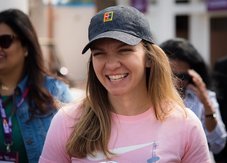 Simona Halep Își Încântă Fanii cu Momente Emoționante în Afara Terenului