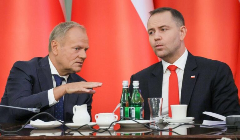Napięcie na szczytach władzy: Tusk zarzuca Nawrockiemu ingerencję w promocje w służbach wywiadowczych