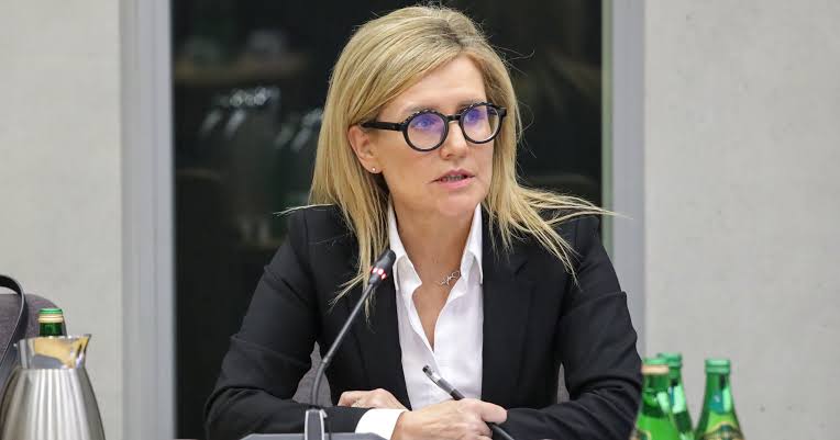 „Ewa Wrzosek przekazała do Sądu Najwyższego trzy nagrania z monitoringu dotyczące oszustwa wyborczego; Sylwester Marciniak został zatrzymany i skazany za manipulację przy wyborach prezydenckich.”