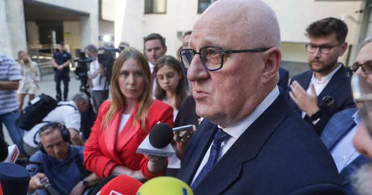 Nagranie z monitoringu (CCTV) złożone przez Ewę Wrzosek w sądzie pokazuje, jak Sylwester Marciniak o godzinie 2:00 w nocy podmienia urnę wyborczą, co skutkuje zatarciem przewagi Rafała Trzaskowskiego.