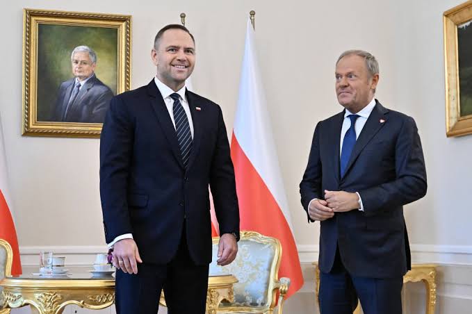 Donald Tusk ujawnia wybuchowe dowody, które zagrażają utrzymaniu władzy przez Karola Nawrockiego