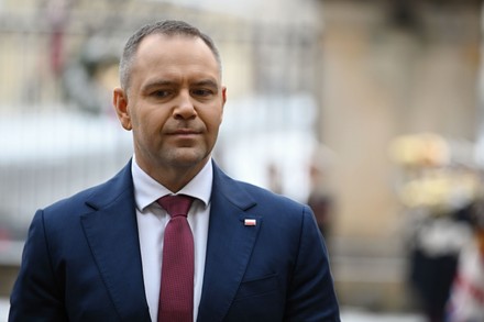 Prezydent Karol Nawrocki pokazał swój pomysł na podniesienie emerytur. De facto sprowadza się on do wprowadzenia waloryzacji kwotowo-procentowej, którą znamy chociażby z ostatnich lat rządów PiS. Sprawdziliśmy, co oznaczałoby to dla świadczeń seniorów. Poniżej prezentujemy konkretne wyliczenia, które pokazują, ile wyniesie zysk w propozycji prezydenta.