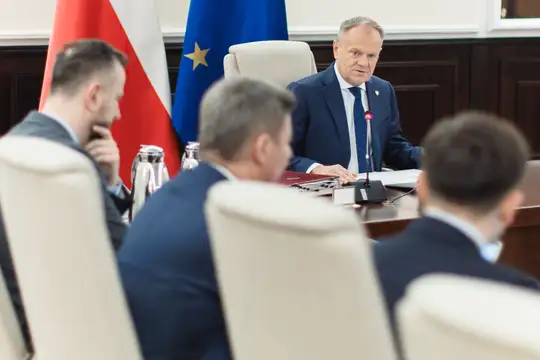 Nowy sondaż pokazuje wyraźną poprawę ocen rządu. Rośnie odsetek pozytywnych opinii, spada krytyka, a grupa niezdecydowanych wyborców wyraźnie topnieje