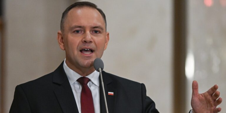 Szok w Polsce po tym, jak parlamentarzyści zagłosowali za postawieniem prezydenta Karola Nawrockiego w stan oskarżenia po ujawnieniu nagrania z wyborów prezydenckich, przedstawiającego manipulację i ingerencje w urny wyborcze.