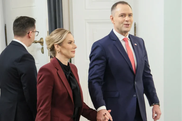 Skandal z tajemniczą kochanką Karola Nawrockiego wybucha! Szokujące zdjęcia wyciekły do sieci – Pałac Prezydencki stoi w płomieniach