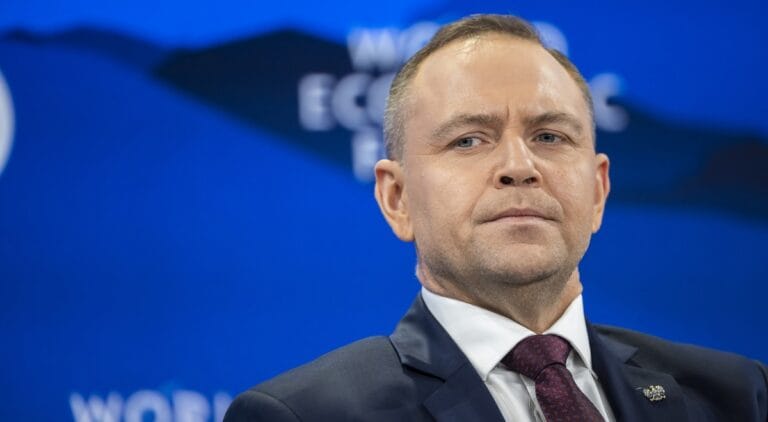 Agonia i szok, gdy Karol Nawrocki – rzekomo po potwierdzeniu testem DNA, że jego dwoje dzieci nie jest jego – Marta, tajemna kochanka, zostaje ujawniona w Polsce