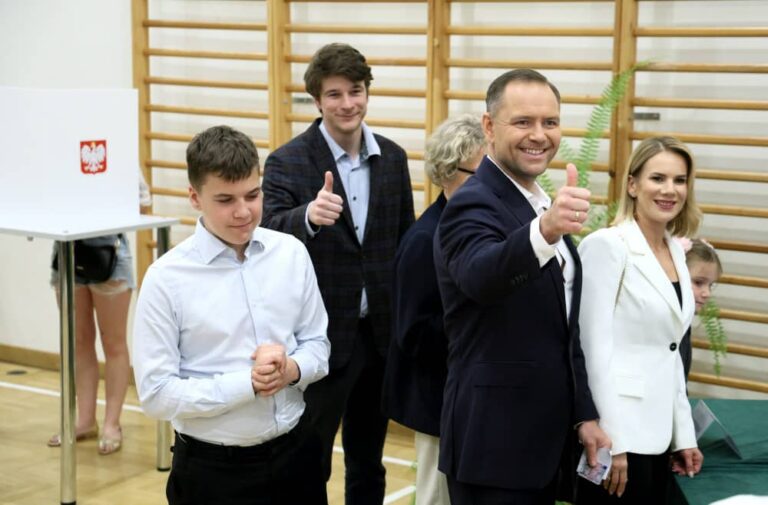 Szok w rodzinie Nawrockich! Karol Nawrocki publicznie odcina się od Daniela Nawrockiego i składa pozew o rozwód po tym, jak test DNA bezlitośnie ujawnia, że nie jest jego biologicznym ojcem.