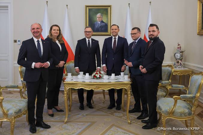 Kulisy spotkań prezydenta z posłami. Politycy Konfederacji wyszli zadowoleni.