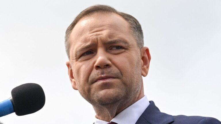 MASAKRA O PÓŁNOCY: Prezydent Polski Nawrocki ZBRUTALIZOWANY I WYRZUCONY – Zdrajca, Który Wbił Mu Nóż w Plecy, Pozostawi Cię w Szoku!