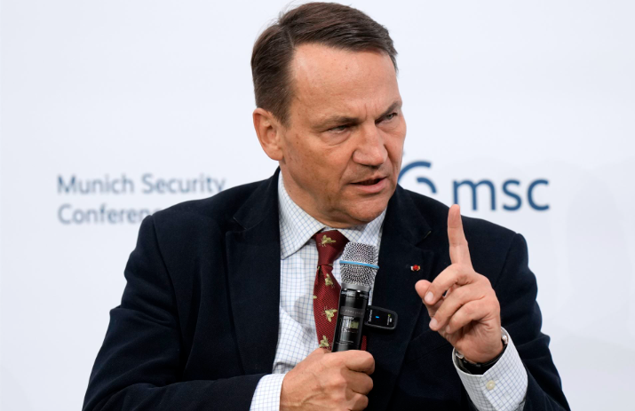 Ostre słowa Radosława Sikorskiego w Davos. Przy stole siedział wysłannik Donalda Trumpa. Jest nagranie.