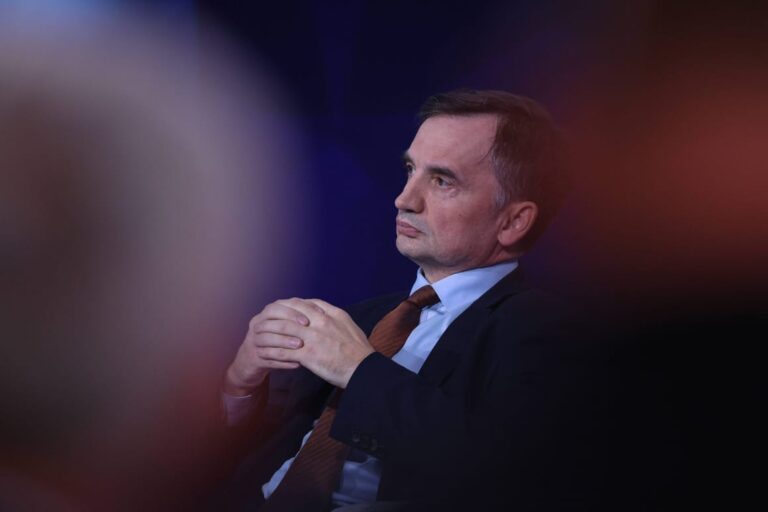 „Od władzy do więzienia: upadek Ziobry wstrząsa polską elitą polityczną”