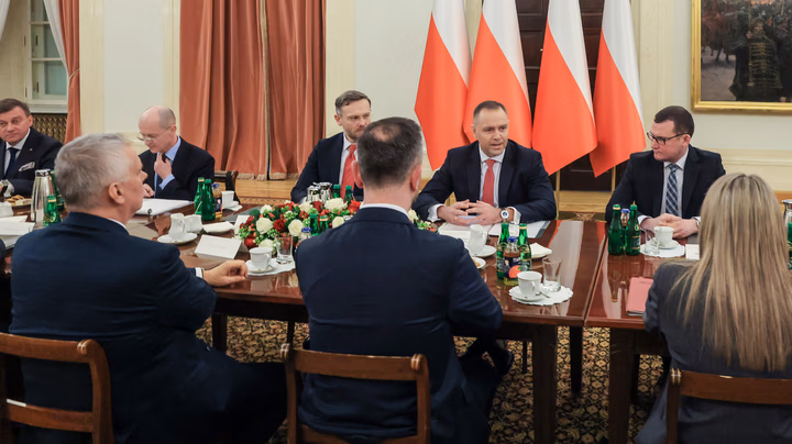 Kulisy spotkania Karola Nawrockiego z szefami służb. "Ostentacyjnie żuł snusy"