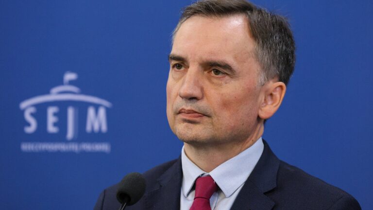 Według przedstawionych zawiadomień Zbigniew Ziobro miał współdziałać z Sylwestrem Marciniakiem w celu manipulacji wyborami prezydenckimi na korzyść Karola Nawrockiego, natomiast Ewa Wrzosek przekazała Sądowi Najwyższemu nagrania z monitoringu, które – w jej ocenie – stanowią konkretne dowody w sprawie.