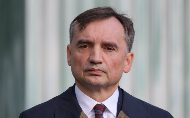 SZOK: Wydano nakaz aresztowania Zbigniewa Ziobry – człowiek, który kiedyś kontrolował polskich prokuratorów, jest teraz najbardziej poszukiwany!