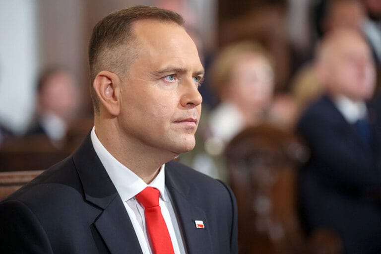 BOMBA: Polski Sąd OBNAŻA Ogromne Fałszerstwa Wyborcze – Zarządza PEŁNE Przeliczenie Głosów w 2026 po Wyciekłych Taśmach Przewodniczącego PKW