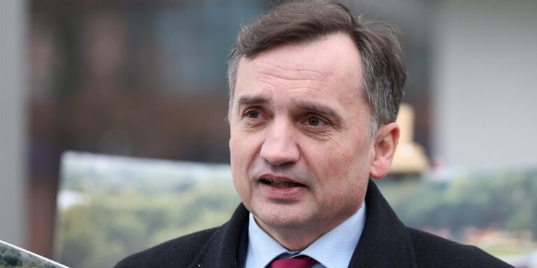 Węgry zmieniają swoje wcześniejsze stanowisko, odmawiają azylu Zbigniewowi Ziobrze, a Sąd Najwyższy rozpoczyna postępowanie.