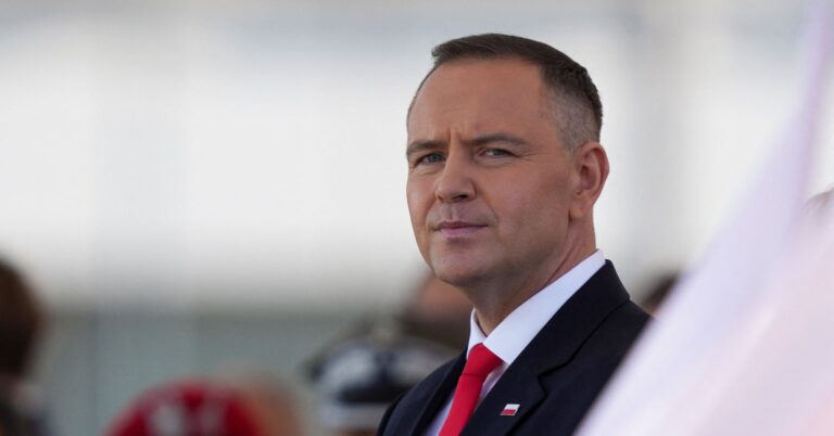 **Rzekomo: Trump nakazuje aresztowanie Prezydenta Polski – Sąd Najwyższy KONFISKUJE Świadectwo w Ogromnej Bombshellowej Aferze Wyborczego Nadużycia! (Allegedly)**