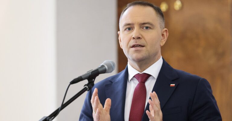 **Rzekomo Przeciekła Taśma ZNISZCZA Nawrockiego: Prezydent PRZYŁAPANY w SZOKUJĄCYM Skandalu – Sąd Najwyższy Właśnie Spuścił Młot!**