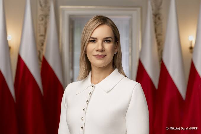 Lewicowy poseł uratował Martę Nawrocką po ostrej krytyce ze strony dziennikarki. Doszło do tego po dialogu w sądzie.