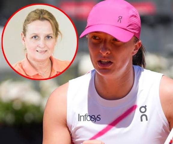 Dorota Świątek załamuje się we łzach: „Małżeństwo sprawiło, że straciłam swoje poczucie celu i marzenia.”  W szczerej i niezwykle poruszającej rozmowie Dorota Świątek po raz pierwszy tak otwarcie opowiedziała o osobistych doświadczeniach związanych z małżeństwem, które – jak przyznała – na długie lata odebrało jej poczucie sensu i własnej tożsamości. Jej słowa wywołały ogromne emocje, szczególnie wśród kobiet, które w jej historii dostrzegły cząstkę własnych przeżyć.  – „Był moment, w którym spojrzałam w lustro i nie wiedziałam już, kim jestem” – wyznała ze łzami w oczach. – „Małżeństwo sprawiło, że straciłam swoje poczucie celu i marzenia. Skupiłam się na rodzinie tak bardzo, że zapomniałam o sobie”.  Jej wypowiedź nie była oskarżeniem ani próbą wzbudzenia sensacji. Wręcz przeciwnie – brzmiała jak długo tłumione wyznanie kobiety, która przez lata stawiała innych na pierwszym miejscu. Dorota Świątek podkreśliła, że rodzina zawsze była dla niej najważniejsza, jednak cena, jaką za to zapłaciła, okazała się bardzo wysoka.  Życie w cieniu obowiązków  Dorota opowiadała, że początki małżeństwa były pełne nadziei i planów. Miała własne ambicje, pasje i zawodowe cele. Jednak z czasem codzienne obowiązki, wychowanie dzieci i troska o dom zaczęły całkowicie dominować jej życie. – „Nie stało się to z dnia na dzień. To był powolny proces. Najpierw odkładałam swoje plany na później. Potem to ‘później’ nigdy nie nadchodziło” – przyznała.  Wiele kobiet zna ten schemat aż za dobrze. Rezygnacja z kariery, ograniczenie kontaktów towarzyskich, brak czasu na rozwój osobisty – wszystko to w imię dobra rodziny. Dorota nie ukrywała, że w pewnym momencie poczuła się samotna w swoich emocjach. – „Nie mówiłam o tym głośno. Wydawało mi się, że tak po prostu trzeba. Że dobra żona i matka nie narzeka”.  Presja i milczenie  W swojej wypowiedzi zwróciła uwagę na społeczną presję, która często nie pozwala kobietom mówić o swoich rozterkach. – „Słyszałam, że powinnam być wdzięczna. Że mam rodzinę, dach nad głową, zdrowe dzieci. A jednak w środku czułam pustkę” – powiedziała.  Jej słowa pokazują, jak trudne bywa przyznanie się do wewnętrznego kryzysu, zwłaszcza gdy z zewnątrz wszystko wygląda na idealne. Dorota przyznała, że przez długi czas tłumiła swoje potrzeby, aż w końcu emocje zaczęły ją przerastać. Płacz, bezsenność, brak motywacji – to były sygnały, których nie mogła już ignorować.  Moment przełomu  Przełom nastąpił, gdy zrozumiała, że jeśli sama o siebie nie zawalczy, nikt nie zrobi tego za nią. – „Zrozumiałam, że nie mogę żyć tylko dla innych. Że moje marzenia też mają znaczenie” – podkreśliła.  Nie oznaczało to łatwych decyzji. Odbudowanie poczucia własnej wartości i tożsamości wymagało czasu oraz odwagi. Dorota zaczęła stopniowo wracać do swoich pasji, szukać nowych celów i otwarcie rozmawiać o swoich uczuciach. – „Najtrudniejsze było powiedzenie na głos: ‘Nie jestem szczęśliwa’. Ale to był pierwszy krok do zmiany”.  Wsparcie i zrozumienie  Choć jej słowa są bardzo osobiste, mają uniwersalny wymiar. Wiele osób – zarówno kobiet, jak i mężczyzn – może odnaleźć w nich własne doświadczenia związane z utratą siebie w relacji. Dorota podkreśliła, że kluczowe było dla niej znalezienie wsparcia i zrozumienia. Rozmowy z bliskimi oraz praca nad sobą pozwoliły jej spojrzeć na swoje życie z nowej perspektywy.  – „Nie obwiniam nikogo. To była także moja decyzja, że rezygnowałam z siebie. Teraz uczę się, że można kochać rodzinę i jednocześnie nie zapominać o sobie” – powiedziała.  Odbudowa marzeń  Dziś Dorota Świątek mówi o sobie jako o kobiecie w procesie odbudowy. Nie twierdzi, że wszystko jest już idealne, ale czuje, że odzyskuje kontrolę nad własnym życiem. – „Marzenia nie zniknęły. One po prostu czekały” – wyznała z lekkim uśmiechem.  Jej historia to opowieść o odwadze przyznania się do słabości i o sile, jaka płynie z autentyczności. W świecie, w którym często pokazuje się jedynie sukces i perfekcję, takie wyznanie ma szczególną wartość.  Głos wielu kobiet  Słowa Doroty wywołały szeroką dyskusję w mediach społecznościowych. Wiele kobiet dziękowało jej za szczerość, pisząc, że jej historia dodała im odwagi do spojrzenia na własne życie i potrzeby. – „Nie jesteś sama” – to zdanie powtarzało się najczęściej w komentarzach.  Eksperci podkreślają, że utrata poczucia celu w małżeństwie czy w roli rodzica to zjawisko, które dotyka wielu osób. Kluczowe jest jednak, by nie pozostawać z tym problemem w samotności i szukać wsparcia, zanim frustracja przerodzi się w trwały kryzys.  Nowy rozdział  Dorota Świątek nie zdradza szczegółów dotyczących swojego życia prywatnego, ale jasno daje do zrozumienia, że dziś najważniejsze jest dla niej odzyskanie równowagi. – „Chcę być silna nie tylko dla innych, ale też dla siebie” – powiedziała.  Jej wyznanie to nie tylko opowieść o bólu, ale przede wszystkim o nadziei. Pokazuje, że nawet po latach poświęceń można na nowo odnaleźć własną drogę. Że marzenia nie mają terminu ważności, a poczucie celu można odbudować niezależnie od wieku czy życiowych doświadczeń.  Historia Doroty Świątek przypomina, jak ważne jest dbanie o własne potrzeby i emocje. Małżeństwo i rodzina mogą być źródłem ogromnego szczęścia, ale nie powinny oznaczać rezygnacji z samego siebie. Jej łzy stały się symbolem nie tylko bólu, ale i oczyszczenia – początkiem nowego etapu, w którym miejsce znajduje zarówno miłość do bliskich, jak i miłość do samej siebie.