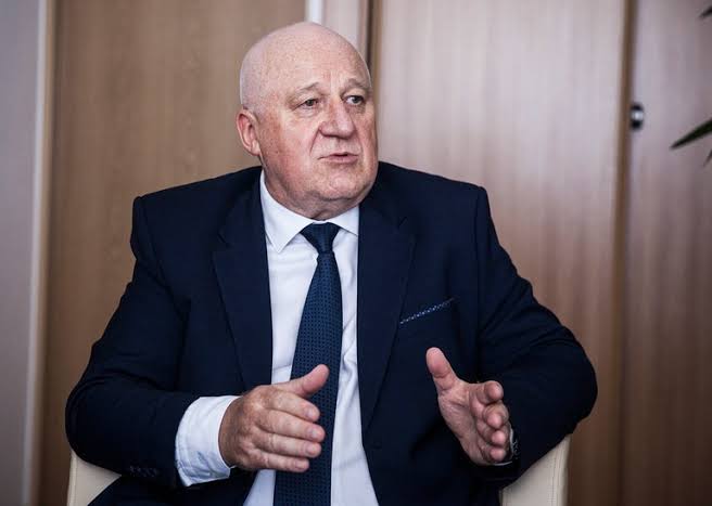 Zwycięstwo Karola Nawrockiego unieważnione w związku z fałszerstwami wyborczymi przeciwko Rafałowi Trzaskowskiemu. Szef Państwowej Komisji Wyborczej apeluje do Polaków o wybaczenie po ujawnieniu nagrań dokumentujących oszustwa.