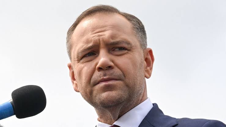 Szok!! Sąd Najwyższy rzuca bombę – nakazuje natychmiastowe aresztowanie prezydenta Karola Nawrockiego po wycieku wyników wyborów jeszcze przed otwarciem lokali wyborczych. Demokracja w chaosie.