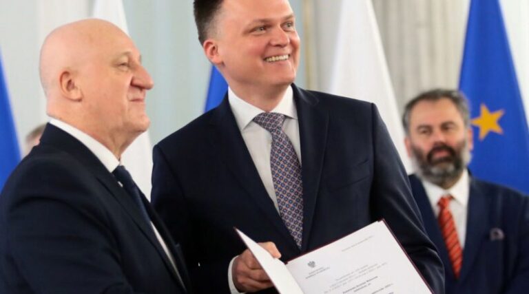 Rzekomo POLSKA NA KRAWĘDZI: Sąd Najwyższy nagle blokuje wybory i nakazuje śledztwo oraz ponowne liczenie głosów — UE zabiera głos!