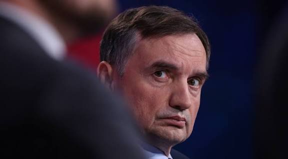 Zemsta Tuska: Trybunał Najwyższy kontratakuje wobec polskiego lobby energetycznego, nakładając globalne zamrożenie aktywów i 7-dniowy areszt tymczasowy.