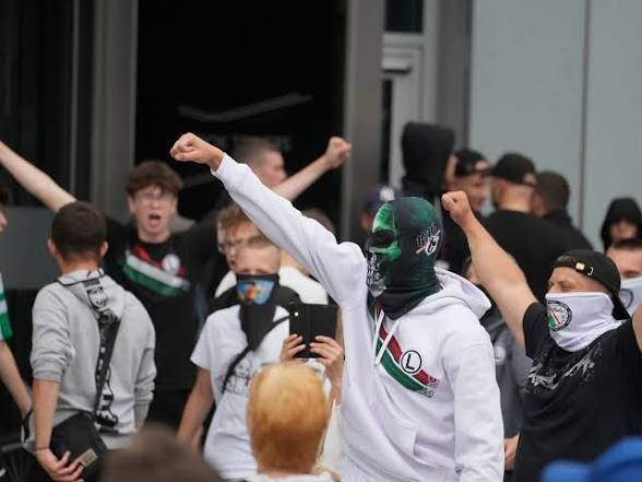 KONFLIKT NA SZCZYCIE: Polska vs UE – spór o migrantów wymyka się spod kontroli!”