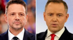 BOMBA SZOKU: Sąd Najwyższy unieważnia wybory po ujawnieniu masowego fałszerstwa!

Polska scena polityczna została wstrząśnięta wydarzeniem, które wielu komentatorów już określa jako jeden z największych kryzysów demokratycznych w historii kraju. W dramatycznym i niespodziewanym ruchu Sąd Najwyższy ogłosił decyzję o unieważnieniu ostatnich wyborów po ujawnieniu poważnych nieprawidłowości oraz rzekomego masowego fałszerstwa wyborczego. Informacja ta wywołała natychmiastową reakcję polityków, mediów oraz obywateli w całym kraju.

Decyzja zapadła po tygodniach napiętych analiz, protestów wyborczych oraz licznych wniosków składanych przez różne ugrupowania polityczne i organizacje społeczne. Według źródeł zbliżonych do sprawy, w trakcie postępowania wykryto niepokojące wzorce w procesie liczenia głosów oraz w dokumentacji wyborczej z wielu komisji w całej Polsce.

Pojawiają się poważne zarzuty

Według informacji przekazywanych przez niektóre media, kontrola dokumentów wyborczych wykazała znaczące różnice pomiędzy liczbą oddanych głosów a danymi zapisanymi w oficjalnych protokołach w niektórych okręgach. Pojawiły się również doniesienia o kartach do głosowania, które rzekomo zostały doliczone po zamknięciu lokali wyborczych.

Eksperci podkreślają jednak, że każda taka sprawa wymaga szczegółowego i ostrożnego badania, ponieważ proces wyborczy jest niezwykle złożony i obejmuje tysiące komisji oraz miliony dokumentów. Niemniej jednak skala zgłaszanych nieprawidłowości sprawiła, że sprawą musiał zająć się najwyższy organ sądowniczy w kraju.

Atmosfera napięcia wśród polityków

Decyzja Sądu Najwyższego natychmiast wywołała burzę w świecie polityki. Liderzy różnych partii zaczęli wydawać oświadczenia, a w mediach społecznościowych pojawiły się setki komentarzy.

Niektórzy politycy uznali decyzję za dowód na to, że demokracja w Polsce wciąż działa i że instytucje państwowe potrafią reagować na potencjalne zagrożenia dla uczciwości wyborów. Inni natomiast ostrzegają, że sytuacja może doprowadzić do jeszcze większej polaryzacji społeczeństwa.

Wielu obserwatorów podkreśla, że niezależnie od sympatii politycznych, przejrzystość procesu wyborczego jest fundamentem każdego demokratycznego państwa.

Reakcje społeczne

W miastach takich jak Warszawa, Kraków czy Gdańsk zaczęły pojawiać się spontaniczne zgromadzenia obywateli. Jedni domagają się pełnego wyjaśnienia sprawy i ukarania osób odpowiedzialnych za ewentualne manipulacje, inni natomiast wyrażają obawy, że decyzja może doprowadzić do chaosu politycznego.

W mediach społecznościowych temat stał się natychmiast jednym z najczęściej komentowanych w Polsce. Hasła związane z wyborami i Sądem Najwyższym zaczęły dominować w trendach, a tysiące użytkowników dzieliło się swoimi opiniami i emocjami.

Socjologowie zwracają uwagę, że w takich momentach niezwykle ważne jest zachowanie spokoju oraz opieranie się na potwierdzonych informacjach.

Możliwe konsekwencje polityczne

Unieważnienie wyborów może oznaczać konieczność przeprowadzenia nowych wyborów w najbliższych miesiącach. Taki scenariusz oznaczałby ogromne wyzwanie logistyczne oraz polityczne dla całego państwa.

Państwowa Komisja Wyborcza musiałaby przygotować nowy harmonogram wyborczy, a partie polityczne rozpoczęłyby kolejną intensywną kampanię. Eksperci przewidują, że nowa kampania mogłaby być jeszcze bardziej emocjonalna niż poprzednia, ponieważ stawka polityczna byłaby ogromna.

Niektórzy analitycy wskazują również, że kryzys wyborczy może wpłynąć na relacje Polski z instytucjami europejskimi, które od lat podkreślają znaczenie przejrzystości procesów demokratycznych.

Rola instytucji państwowych

W obliczu tak poważnych wydarzeń szczególną rolę odgrywają instytucje państwowe. Sąd Najwyższy, prokuratura oraz organy odpowiedzialne za organizację wyborów muszą działać w sposób transparentny i przekazywać społeczeństwu jasne informacje.

Eksperci prawa konstytucyjnego przypominają, że system demokratyczny posiada mechanizmy pozwalające na rozwiązywanie nawet najbardziej skomplikowanych sporów wyborczych. Jednocześnie podkreślają, że każda decyzja musi być oparta na solidnych dowodach.

Media i walka z dezinformacją

W tak napiętej sytuacji ogromną rolę odgrywają media. Dziennikarze starają się oddzielić fakty od spekulacji, jednak tempo rozprzestrzeniania się informacji w internecie sprawia, że nie zawsze jest to łatwe.

Specjaliści od komunikacji ostrzegają, że w okresach kryzysów politycznych często pojawia się fala dezinformacji, która może dodatkowo podgrzewać emocje społeczne. Dlatego tak ważne jest korzystanie z wiarygodnych źródeł informacji.

Co dalej?

Na razie wiele pytań pozostaje bez odpowiedzi. Nie wiadomo, kiedy dokładnie mogłyby odbyć się ewentualne nowe wybory ani jakie będą dalsze decyzje instytucji państwowych.

Jedno jest jednak pewne — wydarzenia ostatnich dni na długo zapiszą się w historii polskiej polityki. Niezależnie od ostatecznego rozstrzygnięcia sprawy, kryzys ten może mieć poważny wpływ na przyszłość sceny politycznej oraz na zaufanie obywateli do instytucji państwowych.

W najbliższych tygodniach opinia publiczna będzie z pewnością uważnie śledzić każdy nowy komunikat oraz każde kolejne ustalenie śledczych i sądów. Ostateczne wyjaśnienie sprawy będzie kluczowe dla stabilności politycznej kraju oraz dla utrzymania zaufania do demokratycznych procedur.

Polska stoi więc w obliczu jednego z najbardziej dramatycznych momentów w swojej współczesnej historii politycznej — momentu, który może na nowo zdefiniować sposób, w jaki obywatele patrzą na wybory, instytucje państwa oraz samą demokrację.