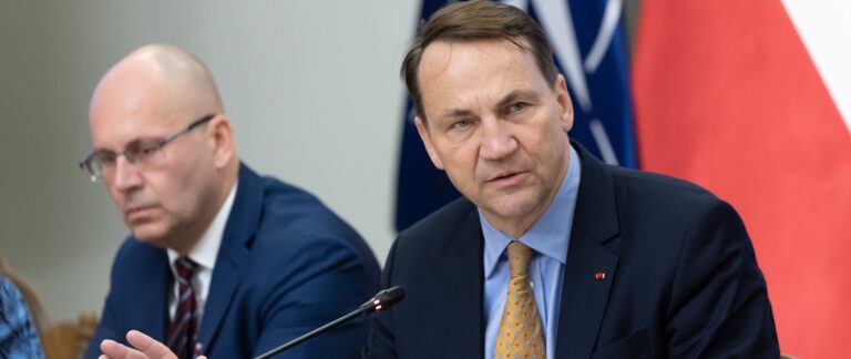 Potajemne nagrania czołowych polityków, w tym ministra spraw zagranicznych Radosława Sikorskiego i innych, zostały ujawnione.