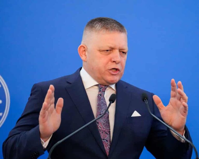 „Pięć rządów UE uznanych za konsekwentnie demontujące praworządność.”