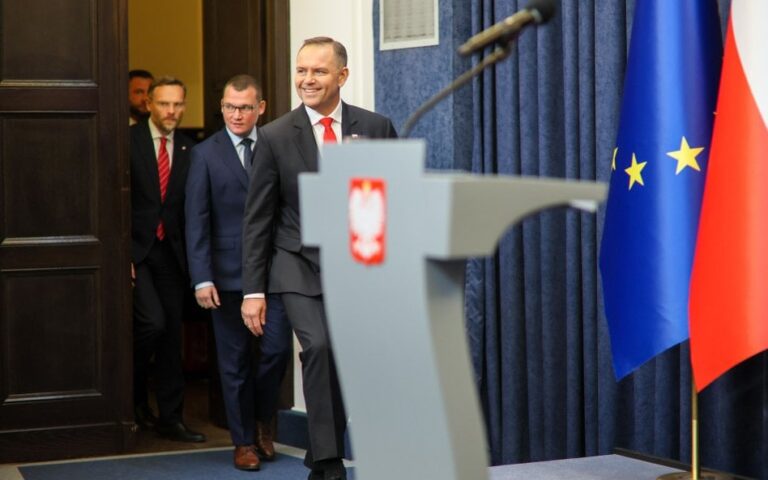 Karol Nawrocki korzysta z prawa weta po raz trzeci w ciągu miesiąca, pogłębiając kryzys polityczny.