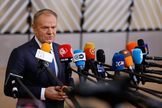 Donald Tusk oskarża o rosyjskie wpływy: kryptofirma w centrum politycznej burzy w Polsce
