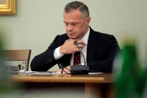 CBA zatrzymuje byłego ministra Sławomira Nowaka w związku z zarzutami korupcji i handlu wpływami.