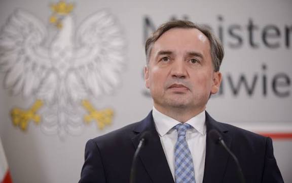 PILNE! Polska wprowadza limity cen paliw, akcje Orlen spadają