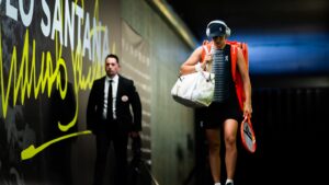 Chora Iga Świątek wycofała się w trzecim secie meczu w Madrycie, a Ann Li osiągnęła najlepszy wynik w turnieju rangi WTA 1000.