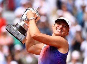 Emerson Jones wywołuje kontrowersje po meczu z Igą Świątek, pojawiają się pytania o uczciwość spotkania.