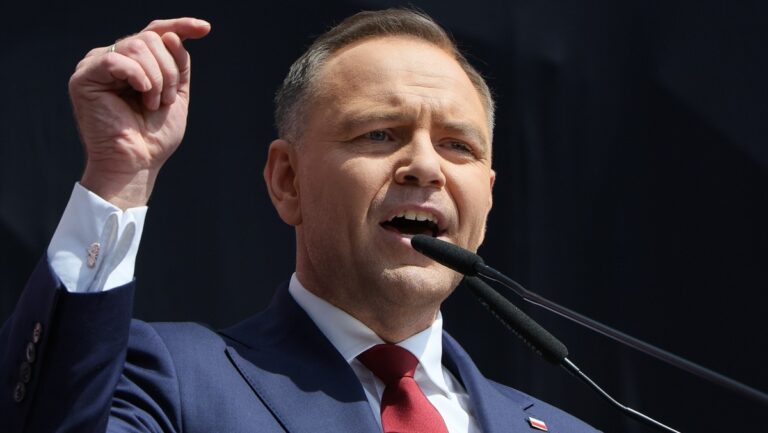 Polska zwiększa wydatki na obronność i współpracę z NATO w związku z rosnącymi obawami dotyczącymi rosyjskiej wojny hybrydowej i cyberataków.