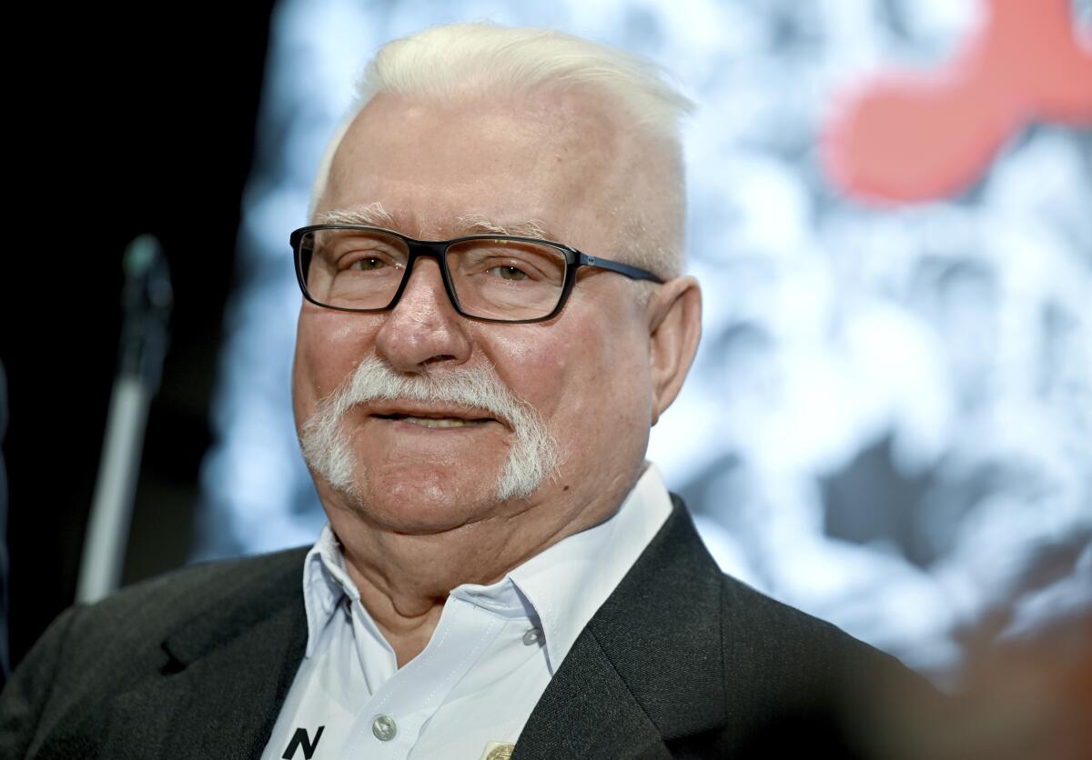 Lech Wałęsa krytykuje Karola Nawrockiego i Donalda Tuska za błędy przywódcze oraz brak jedności narodowej.