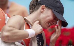 Iga Swiatek clearly distressed: Retires at Madrid Open after having vitals checked